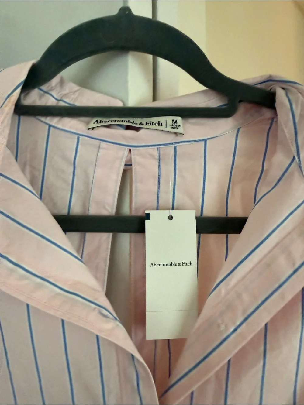 Abercrombie & Fitch light pink